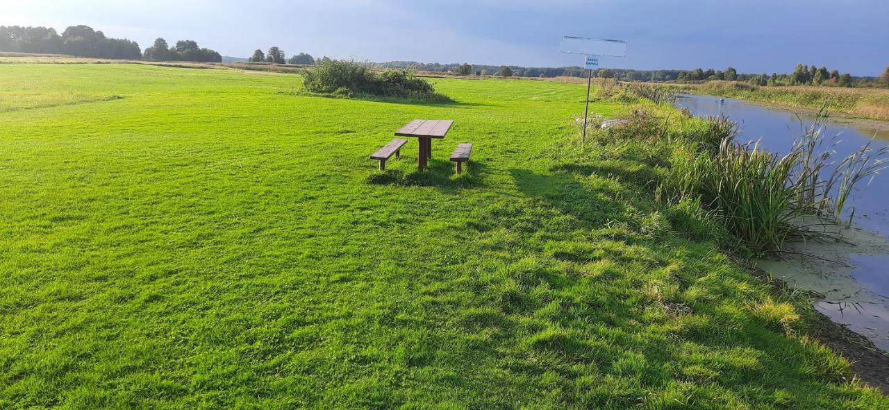 Pole Namiotowe Nad Rzeka Biebrza W Goniadzu Luxuszelt